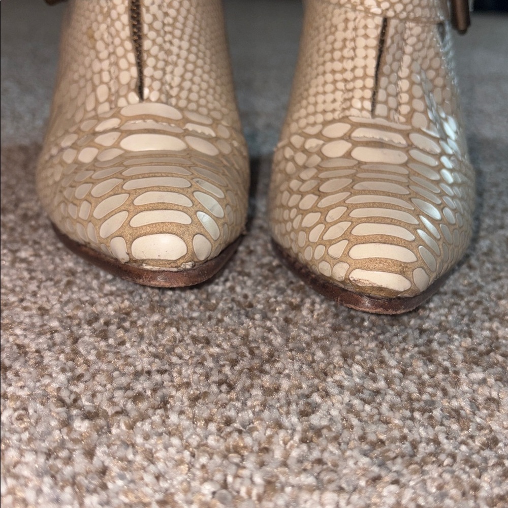 FREEBIRD 6 Joey block heel Stylish Cream Ankle Boots - Picture 3 of 7
